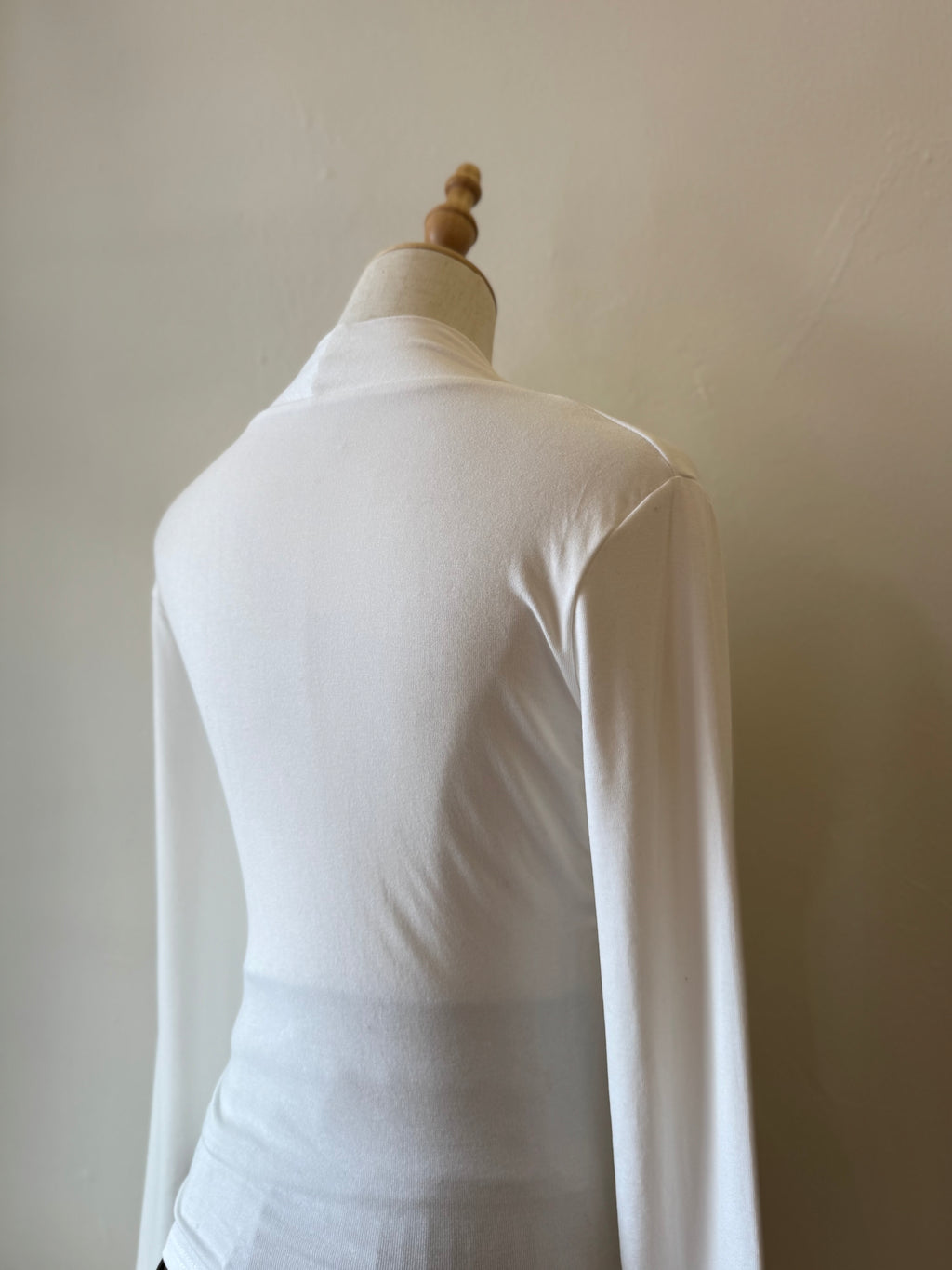 MADISON V NECK TOP
